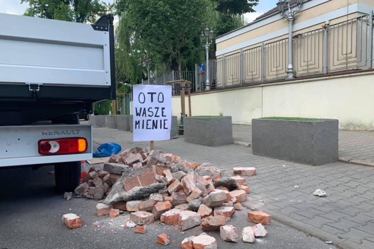 Młodzież Wszechpolska wysypała gruz przed ambasadą Izraela. "Oto wasze mienie"