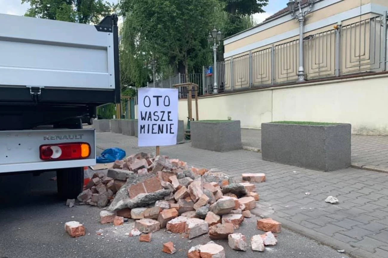 Młodzież Wszechpolska wysypała gruz przed ambasadą Izraela. "Oto wasze mienie"