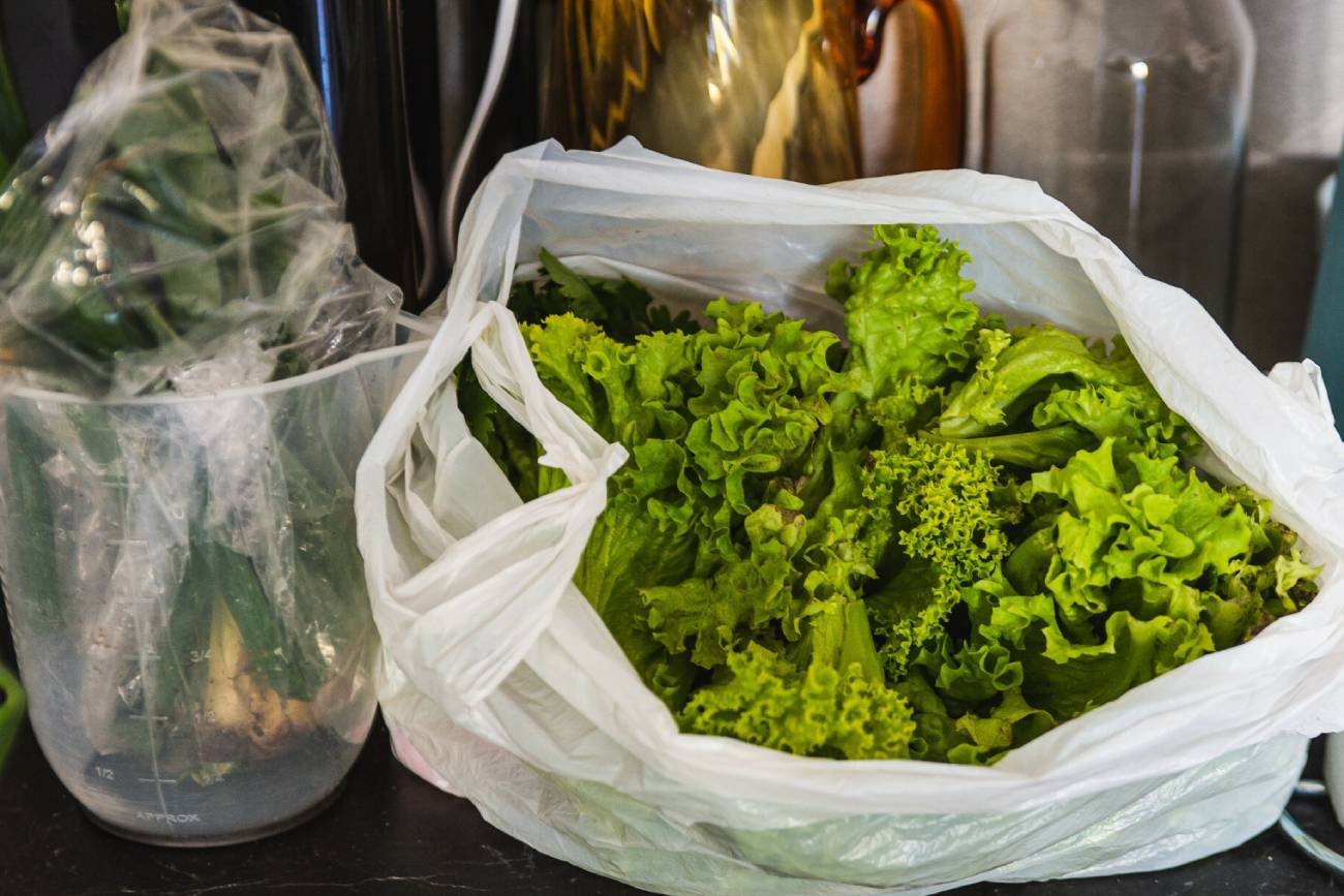 Czy sałatę paczkowaną trzeba myć? To siedlisko bakterii Czy sałatę paczkowaną trzeba myć? To siedlisko bakterii