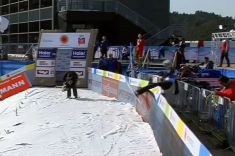 Mistrz Świata juniorów z Lahti Thomas Aasen Markeng zaliczył groźnie wyglądający upadek na skoczni w Innsbrucku.