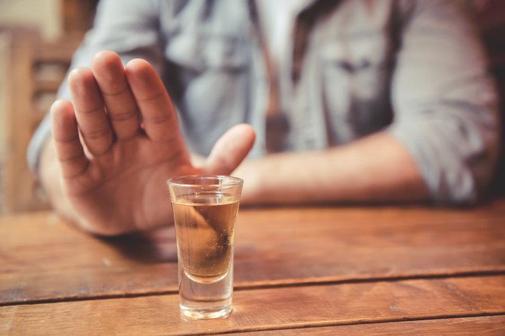 Lekarze nie mają wątpliwości: spożywanie alkoholu jest dodatkowym obciążeniem dla organizmu, a nie żadną ochroną przed koronawirusem.