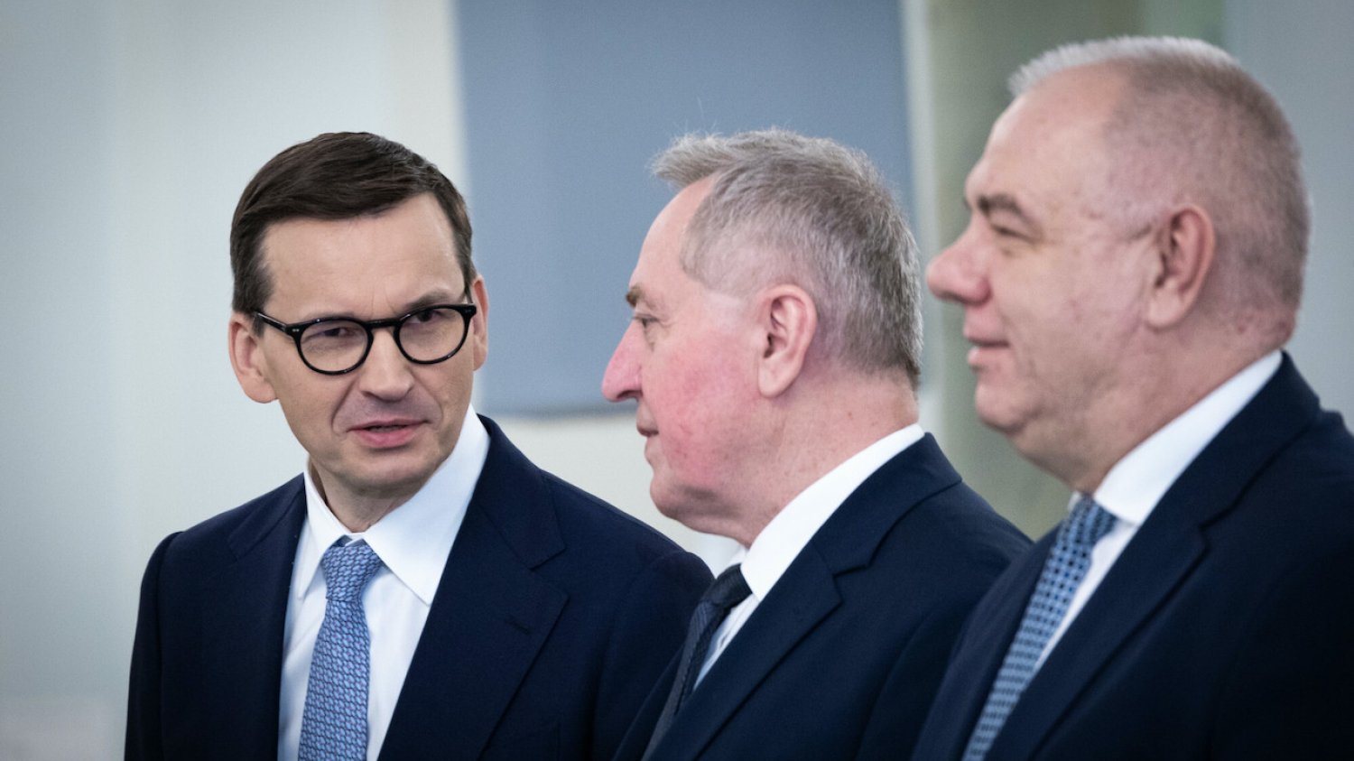 (od lewej) Premier Mateusz Morawiecki, wicepremier Henryk Kowalczyk, wicepremier Jacek Sasin. (od lewej) Premier Mateusz Morawiecki, wicepremier Henryk Kowalczyk, wicepremier Jacek Sasin.