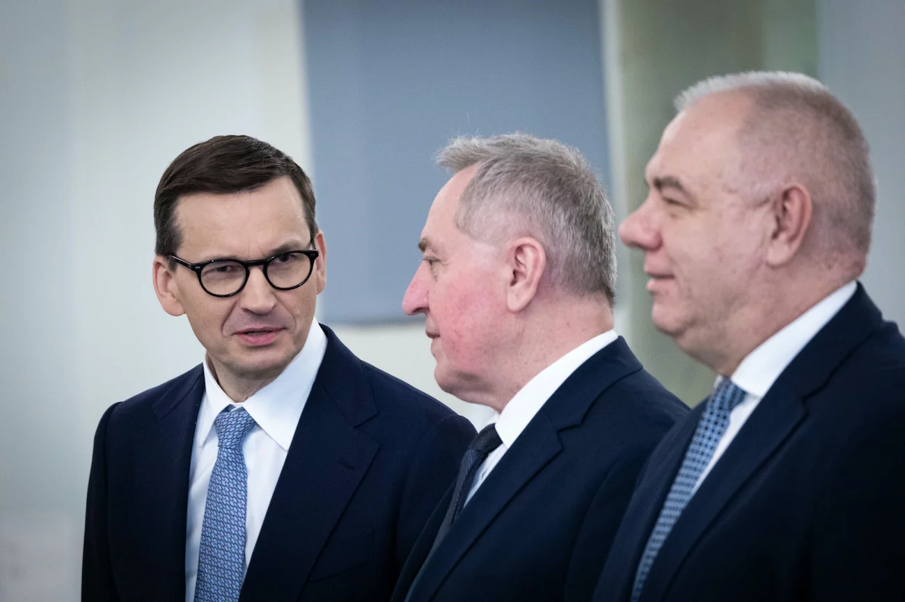 (od lewej) Premier Mateusz Morawiecki, wicepremier Henryk Kowalczyk, wicepremier Jacek Sasin.