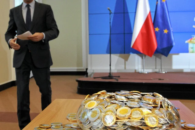 Spółki Skarbu Państwa i ministerstwa znacznie ograniczyły wydatki na reklamy w takich stacjach telewizyjnych jak TVN24 czy Polsat News.