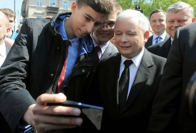 Kampania wyborcza ma swoje prawa. Rosną wtedy na przykład szanse na zrobienie selfie z Jarosławem Kaczyńskim.