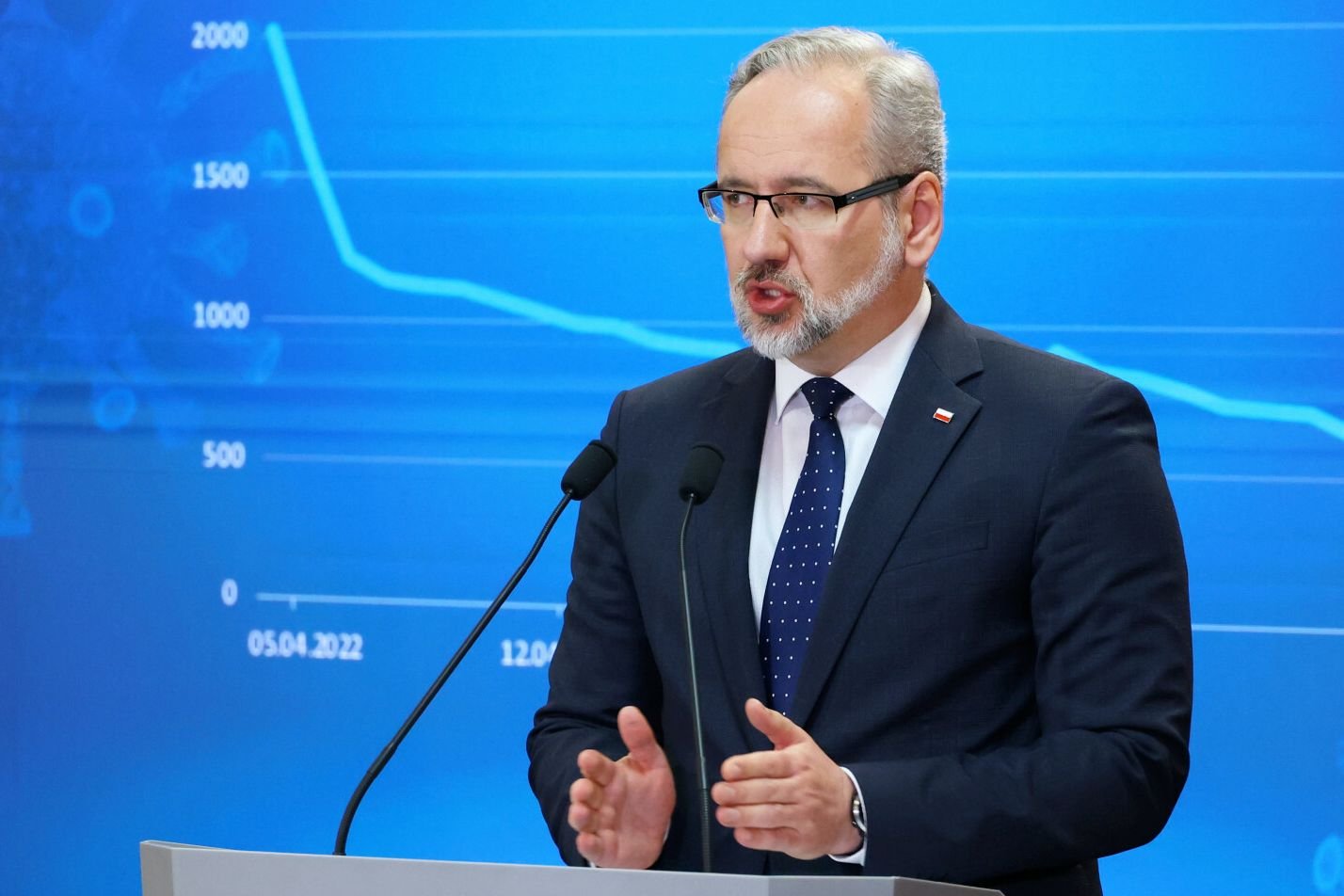 Adam Niedzielski zapowiedział możliwy powrót niektórych obostrzeń w związku ze zwiększającą się liczbą zakażeń COVID-19.