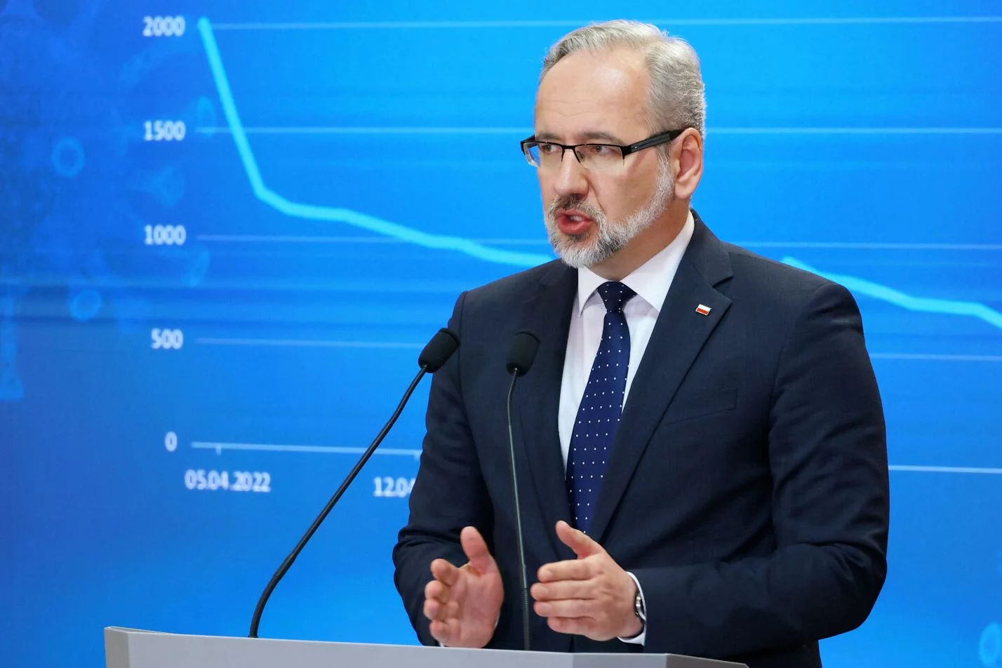 Adam Niedzielski zapowiedział możliwy powrót niektórych obostrzeń w związku ze zwiększającą się liczbą zakażeń COVID-19.