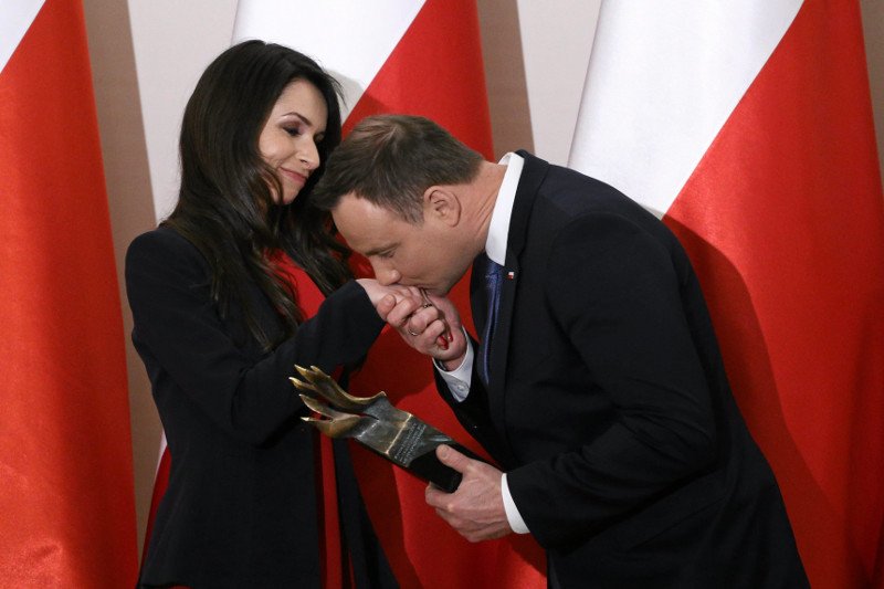 Prezydent Andrzej Duda weźmie udział w ceremonii odsłonięcia pomnika Lecha Kaczyńskiego w Warszawie. Na zdjęciu z Martą Kaczyńską podczas uroczystości wręczenia nagrody im. Lecha Kaczyńskiego.