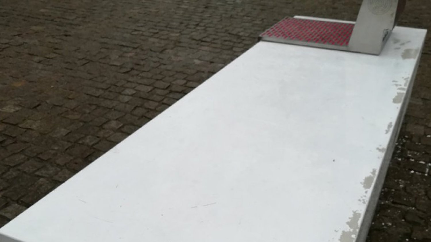 Łuszcząca się farba na nowych ławkach. Tandetne Ławki Niepodległej kosztowały podatnika 4 miliony złotych.