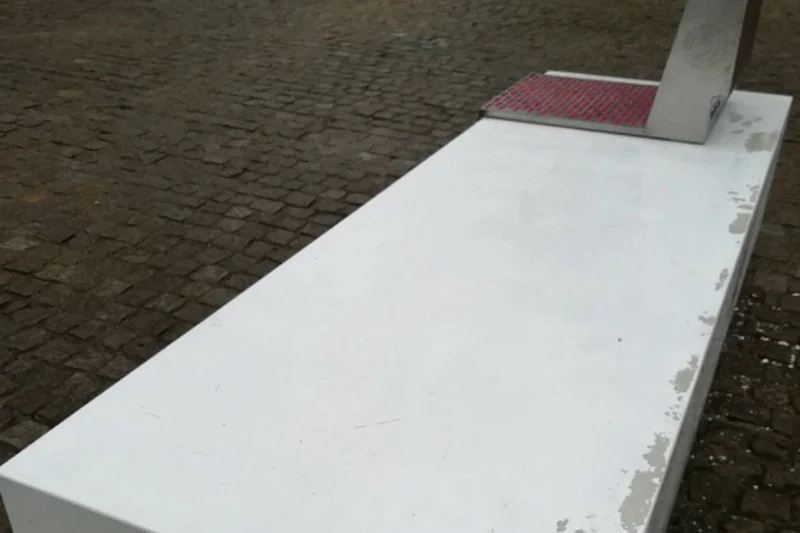Łuszcząca się farba na nowych ławkach. Tandetne Ławki Niepodległej kosztowały podatnika 4 miliony złotych.
