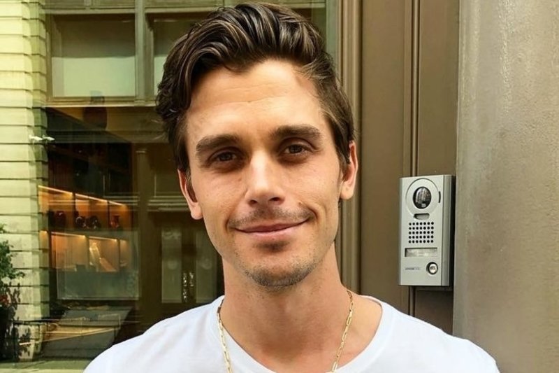 Antoni Porowski jest gwiazdą programu "Queer Eye".