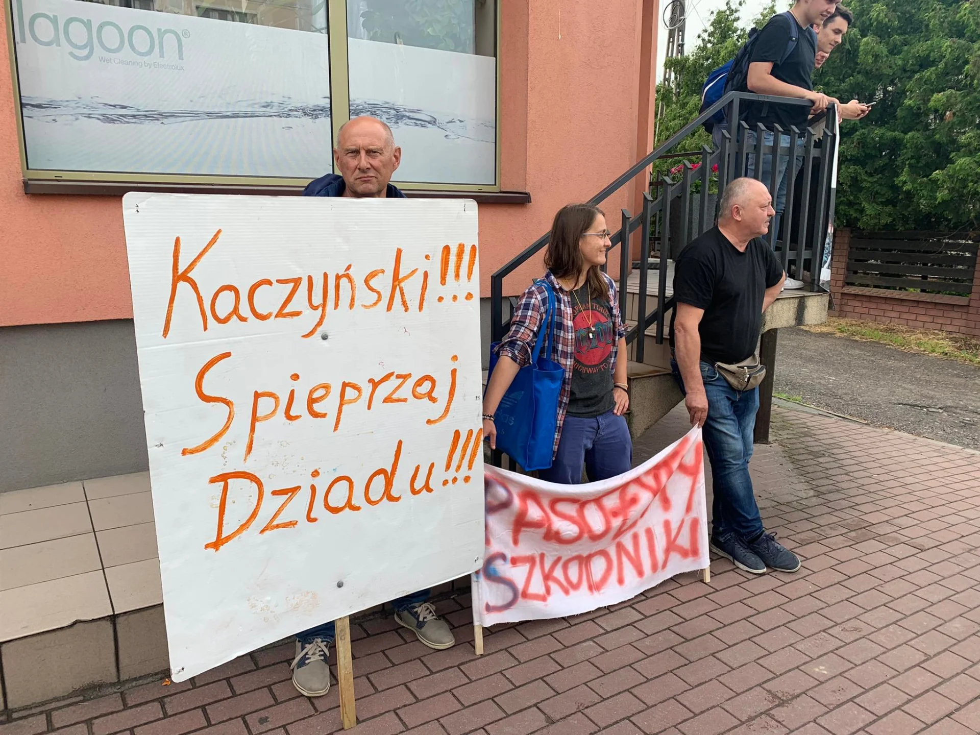 Sochaczewianie nie przebierali w słowach "witając" Jarosława Kaczyńskiego.