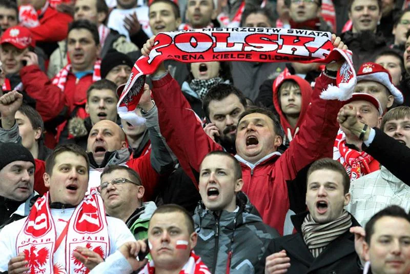 Którym kibicom dane będzie oglądać mecze na EURO ze stadionu?