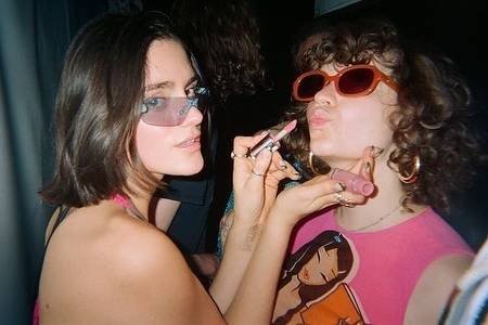 TikTok ogłasza początek feral girl summer. Nastolatki będą się bawić