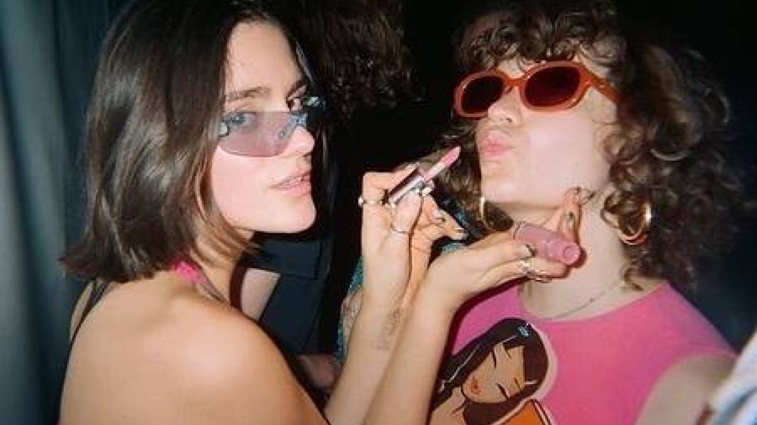TikTok ogłasza początek feral girl summer. Nastolatki będą się bawić