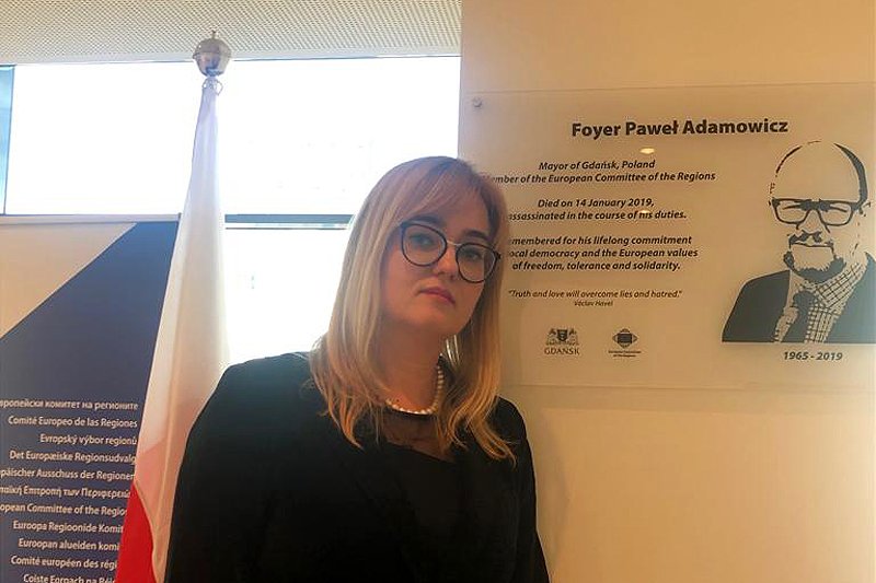 Magdalena Adamowicz opublikowała zdjęcie odsłoniętej tablicy Pawła Adamowicza w Europejskim Komitecie Regionów.