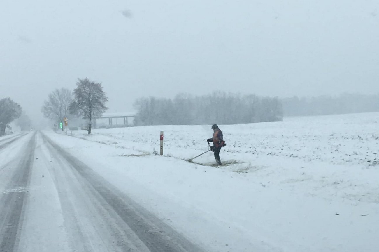 Internet obiegły zdjęcia drogowców koszących trawę w śniegu.