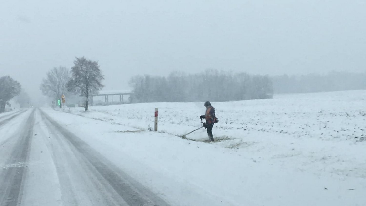 Internet obiegły zdjęcia drogowców koszących trawę w śniegu. Internet obiegły zdjęcia drogowców koszących trawę w śniegu.