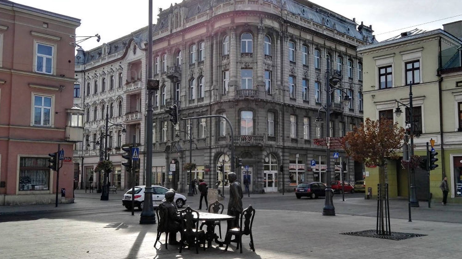 W Piotrkowskiej bardzo łatwo zauważyć potencjał. Niestety zbyt często zmarnowany.