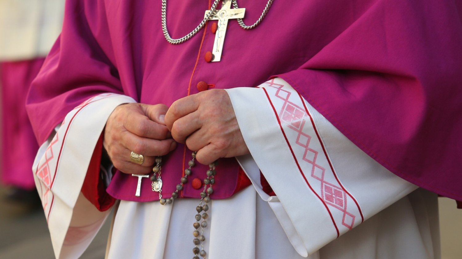 Ksiądz sprzedał ziemię "temu, kto dał więcej". Parafianie są oburzeni zachowaniem kapłana.