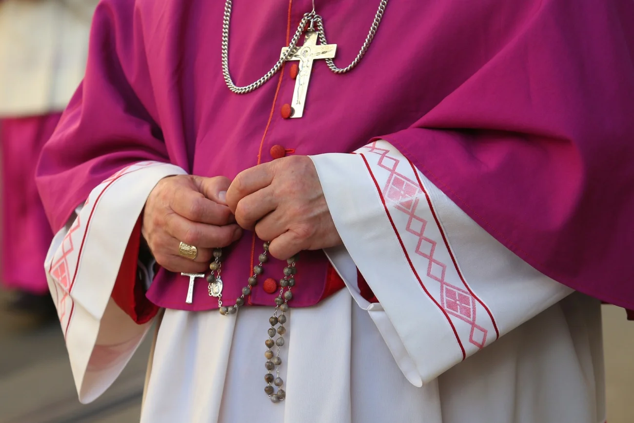 Ksiądz sprzedał ziemię "temu, kto dał więcej". Parafianie są oburzeni zachowaniem kapłana.
