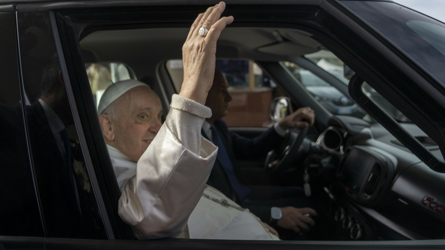 Papież Franciszek opuścił rzymską klinikę Gemelli.