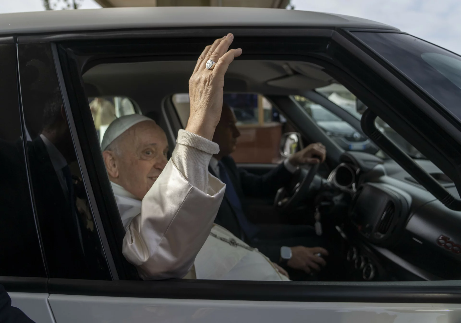 Papież Franciszek opuścił rzymską klinikę Gemelli.
