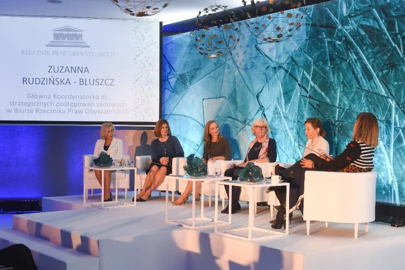 W konferencji inaugurującej Instytut Sprawiedliwości w Polsce wzięły udział (od lewej): Barbara Goździkowska - Dyrektor Generalna AVON Cosmetics Polska, Christine Jaworsky – Dyrektor Fundacji AVON dla Kobiet, Nicole Hauspurg – przedstawicielka Vital Voice