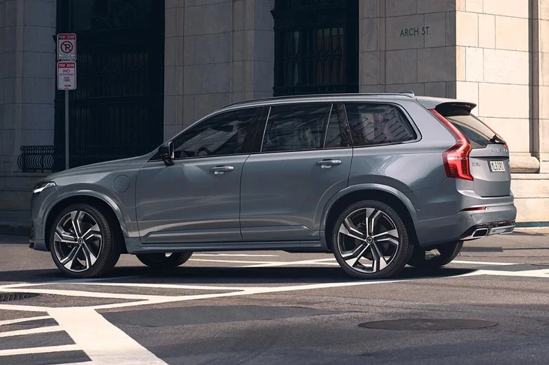 Volvo, szwedzki producent samochodów, od pewnego czasu bardzo trafnie przewiduje przyszłość. Raz na jakiś czas wychodzi przed szereg, podważając jakąś prawdę, którą branża motoryzacyjna żyła od lat. Po kilku latach okazuje się, że miała rację. Oto katalog