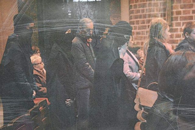 Uczestniczki warsztatów teatralnych poszły na mszę przebrane za muzułmanki.