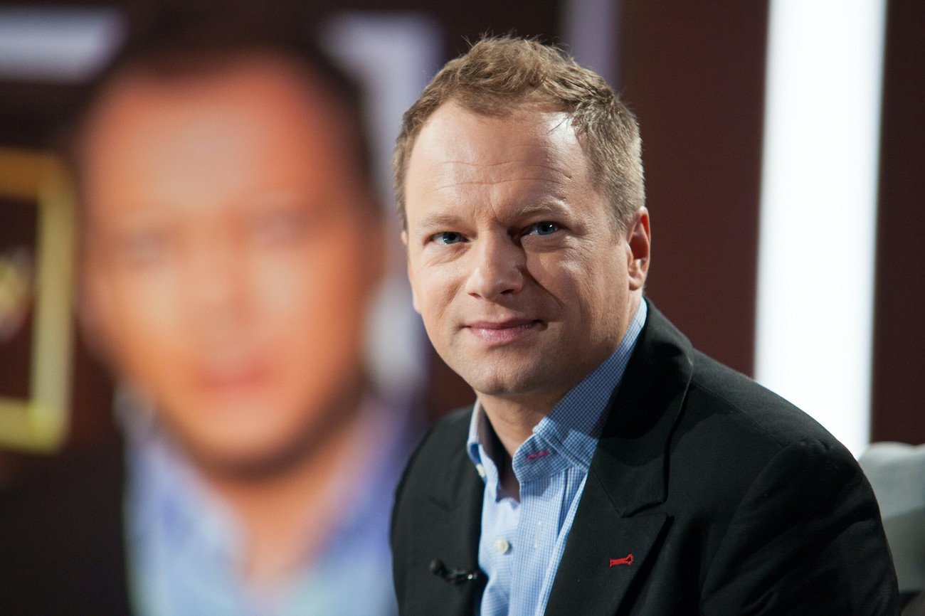 Maciej Stuhr na planie TVP kilka miesięcy po wygranej PiS w wyborach parlamentarnych (17.02.2016).
