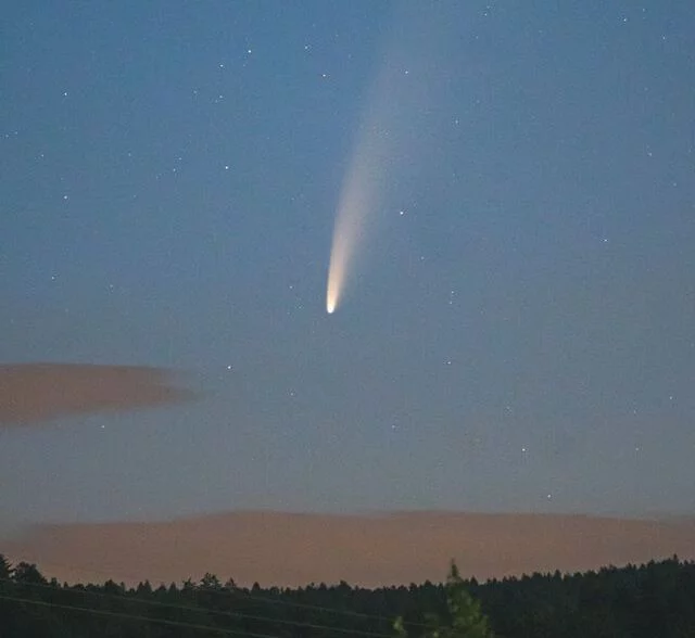Popularyzatorowi astronomii Karolowi Wójcickiemu, który prowadzi fanpage "Z głową w gwiazdach" udało się uchwycić niezwykły widok komety Neowise nad Bieszczadami. Kometa Neowise nad Bieszczadami (lipiec 2020)