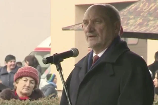 Antonii Macierewicz podczas uroczystości upamiętniających bohaterską walkę Cichociemnych w Dębowcu.