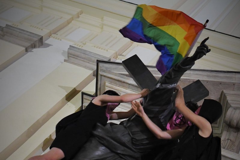 Akcja kolektywu Stop Bzdurom spotkała się w większości z aprobatą społeczności LGBT. Są jednak tacy, którzy krytykują tęczowe flagi na pomnikach.