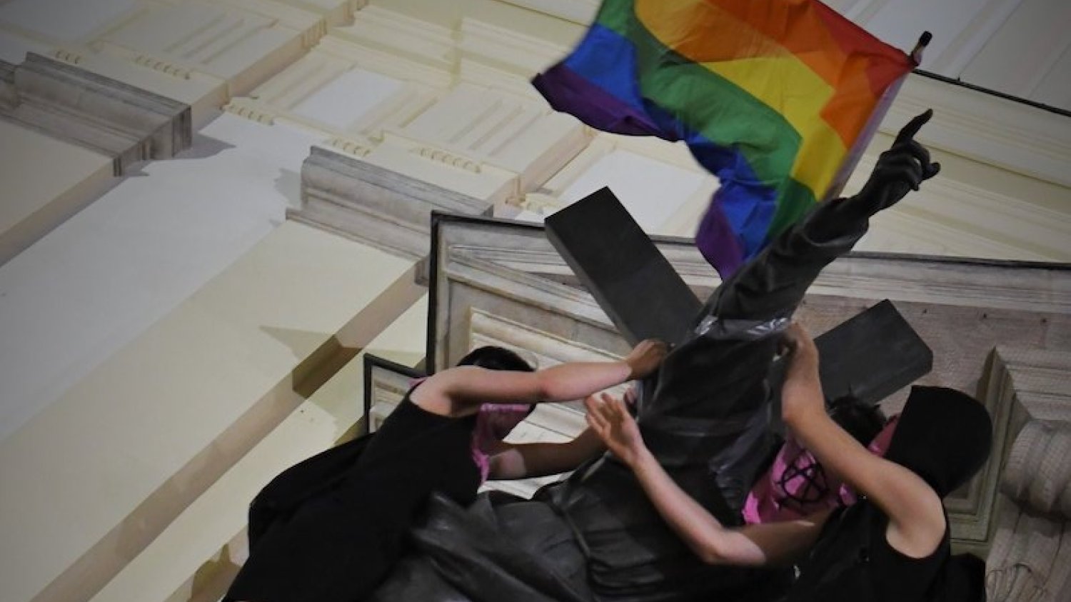 Akcja kolektywu Stop Bzdurom spotkała się w większości z aprobatą społeczności LGBT. Są jednak tacy, którzy krytykują tęczowe flagi na pomnikach.