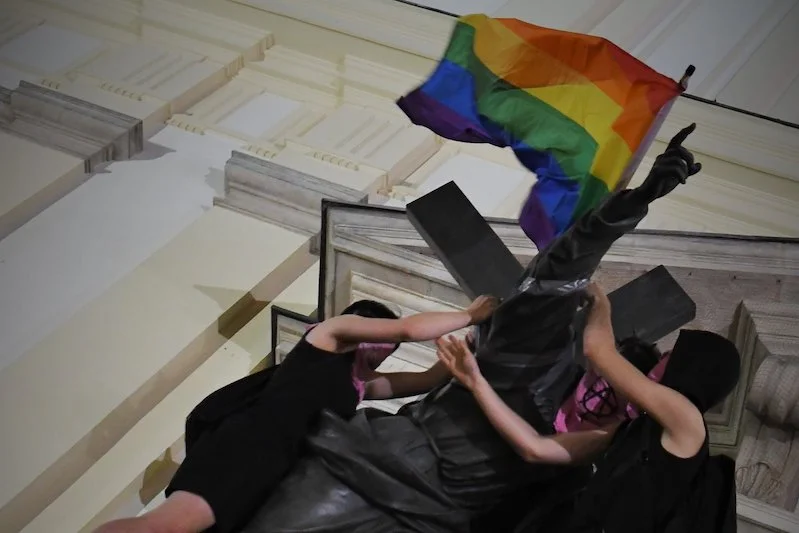 Akcja kolektywu Stop Bzdurom spotkała się w większości z aprobatą społeczności LGBT. Są jednak tacy, którzy krytykują tęczowe flagi na pomnikach.