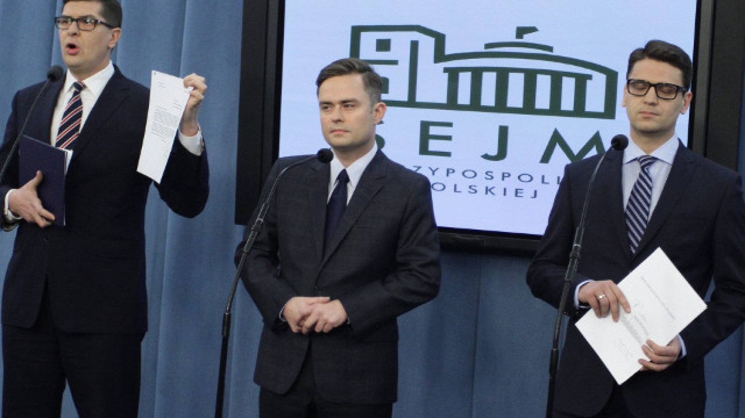 "Fakty" twierdzą, że Adam Rogacki, Adam Hofman i Mariusz Antoni Kamiński chcą zwrócić Kancelarii Sejmu 77 tys. złotych