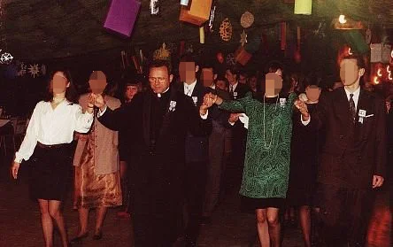1993 rok. Studniówka w Gdańskim Liceum Autonomicznym, w pierwszym rzędzie prałat Henryk Jankowski.