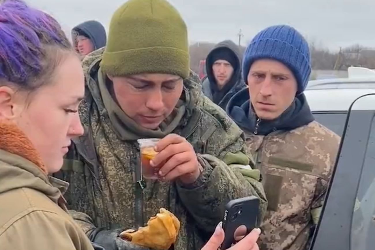 W internecie pojawiło się nagranie, na którym widać, jak Ukraińcy traktują pojmanych jeńców.