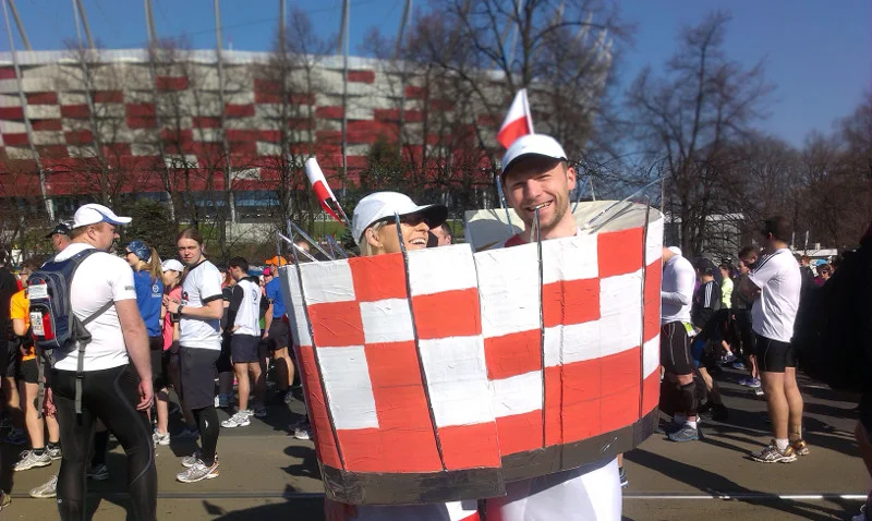 Gabi i Kamil przebrali się za stadion narodowy. Zawodnicy w przebraniu brali udział w konkursie z nagrodami.