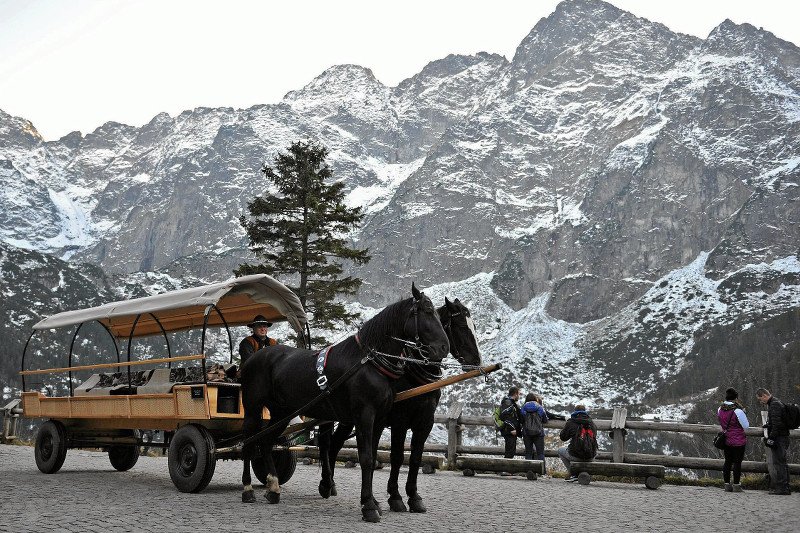 Około 50 osób znów nie potrafiło zejść samodzielnie drogą z Morskiego Oka. Co roku wraca problem.