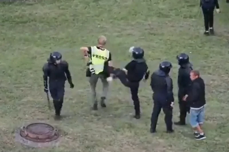 OMON wykazuje coraz większą brutalność wobec dziennikarzy.