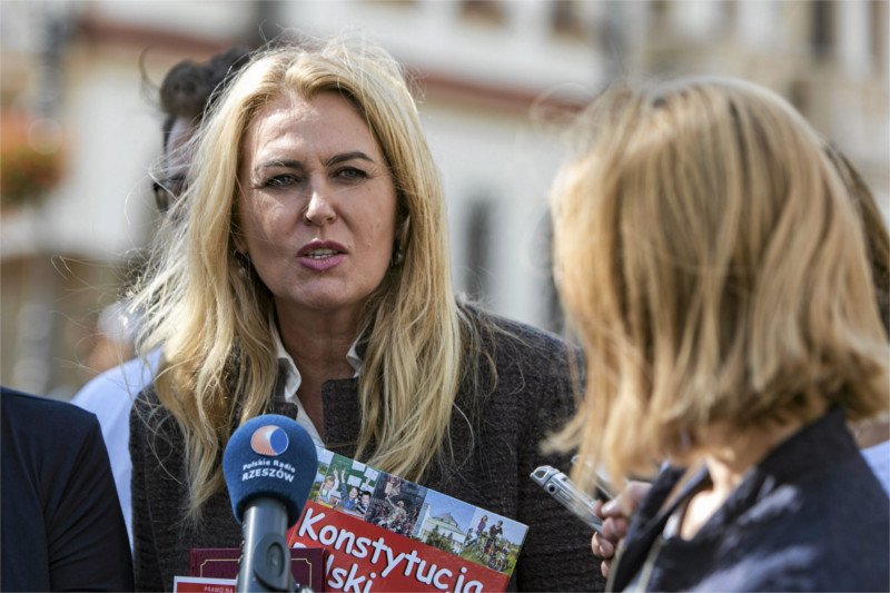 Niespodziewani "goście" pojawili się na konferencji Elżbiety Łukacijewskiej.