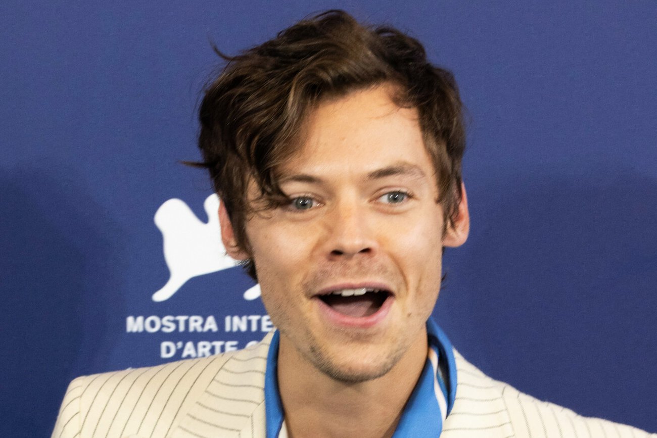 Harry Styles pocałował Nicka Krolla. Filmik z Wenecji robi furorę w sieci