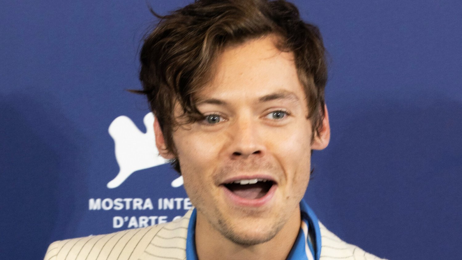 Harry Styles pocałował Nicka Krolla. Filmik z Wenecji robi furorę w sieci