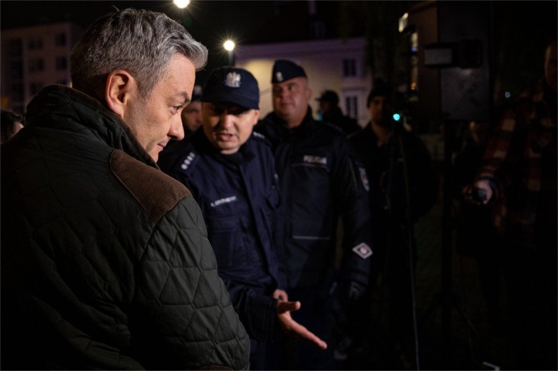 Robert Biedroń chciał wyświetlić film Sekielskiego na fasadzie Katedry Polowej WP w Warszawie.