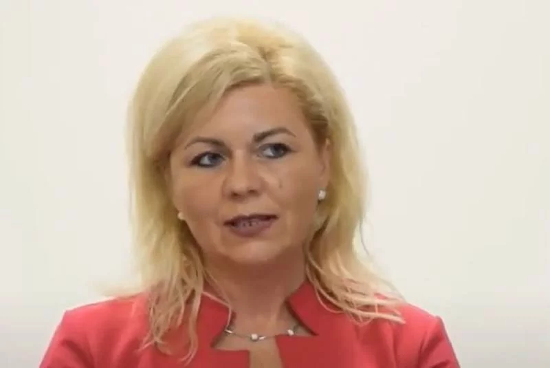W 2018 roku Szarzyńska kandydowała na urząd burmistrza Mogilna. Erotyczne zdjęcia na Twitterze Suskiego. Tłumaczenie Szarzyńskiej.