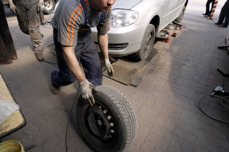 Przyjęło się wymieniać opony, gdy temperatury w ciągu kilku dni  pod rząd nie spadają w ciągu dnia poniżej 7 stopni Celsjusza. Eksperci zalecają jednak poczekać na wszelki wypadek kilka tygodni dłużej.