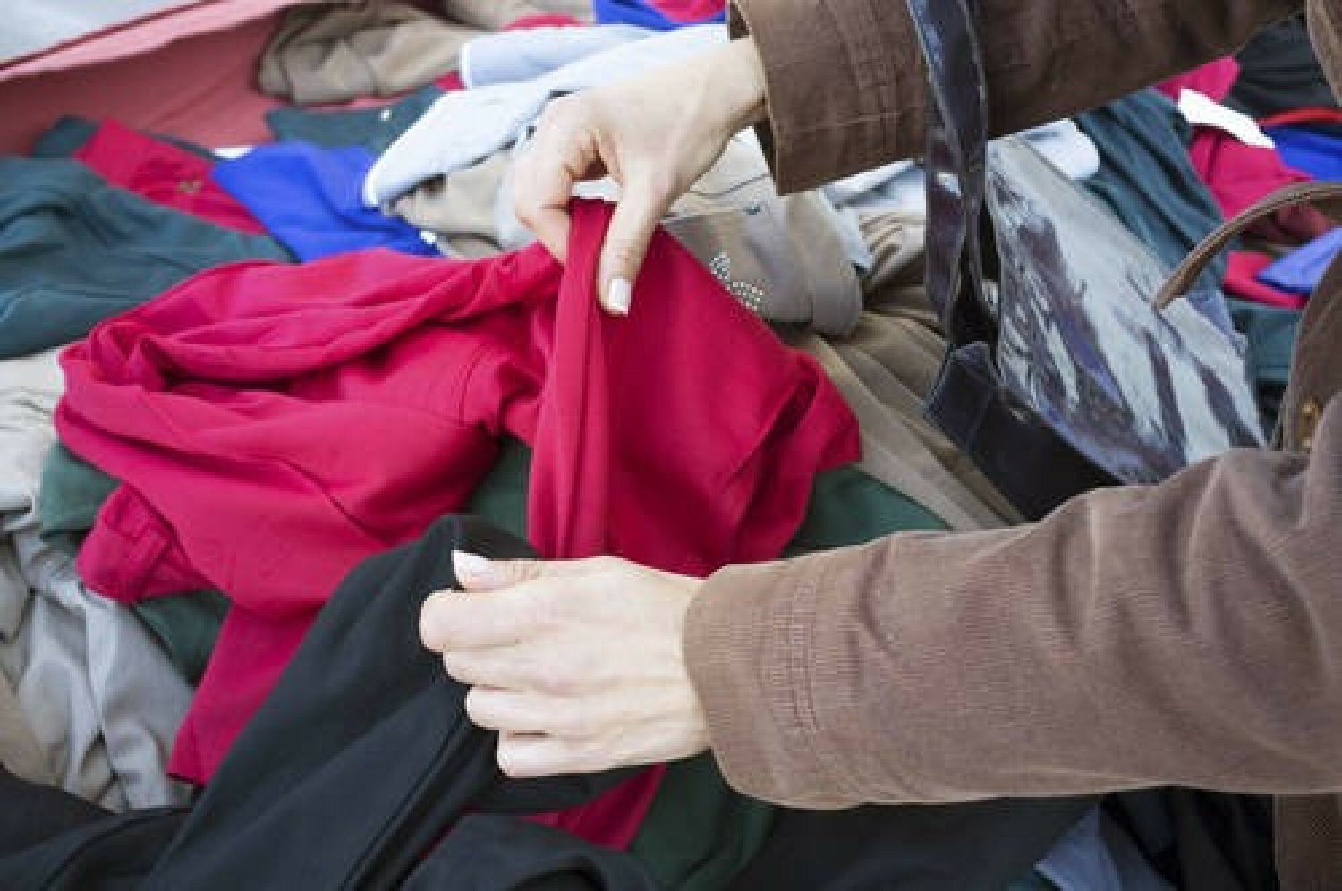 Podpowiadamy, gdzie wyrzucać zużyte ubrania.