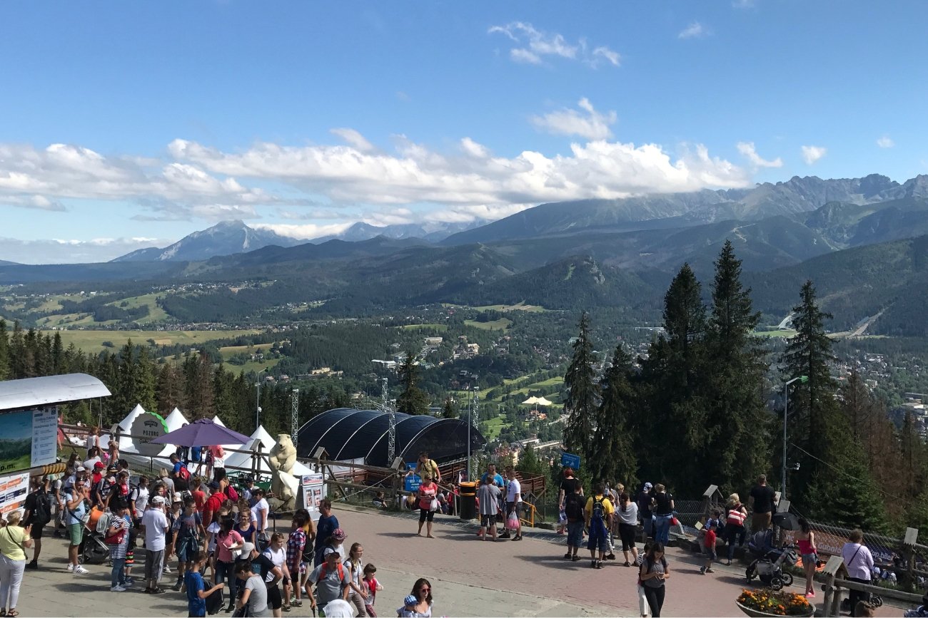 Turyści na Gubałówce w sierpniu